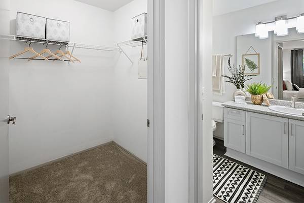 $2,290 / 2br - 917ft2 - Estacionamiento en garaje, Lavadora y secadora de tamaño completo, 2H/1B (11100 Southeast Petrovitsky Road, Renton, WA)63852577451907124