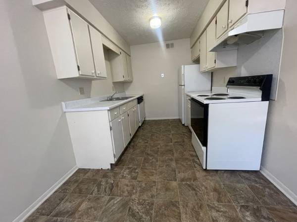 $1,100 / 2br - 1026ft2 - Pet Friendly 2BR w/ Garages Available, Pool & Dog Park 🐶🚙🏊‍♂️🌳 (10905 North Mill Court, Omaha, NE)64020672526209120