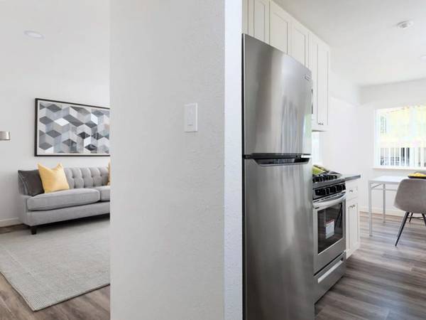 $2,295 / 2br - Amplio de dos habitaciones - Calefacción central y aire acondicionado - Lavadora y secadora en la unidad (santa rosa)63695803497857123