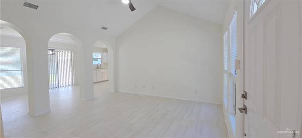 $205,000 / 3br - 1581ft2 - ***Beautiful 3 Bedroom with Large Bonus Room*** (Alamo)64199311768450123