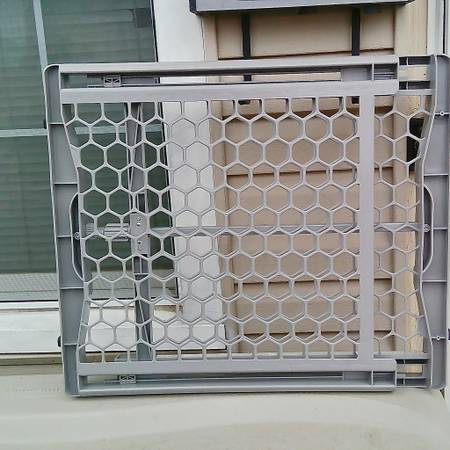 Regalo Plastic Expandable Child / pet Safety Gate Light Gray - $15 (Staten Island)63471378101251121