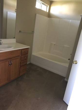 $2,480 / 4br - 2100ft2 - CERCA DE WALMART /CASA DOS PISOS/ TWO STORY HOUSE (PATTERSON CA)63970308140290122