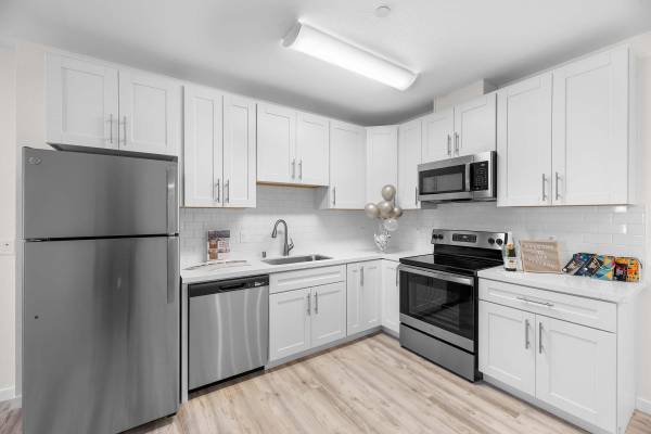 $2,820 / 2br - 1075ft2 - Cable Ready, On-site Maintenance, On-call Maintenance (albany / el cerrito)63850428212355123