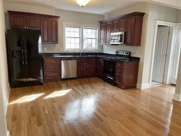 $1,300 / 5br - 4 Rooms available w/ Private Bath, quick walk to Tufts & Davis Square (Somerville / Tufts / Medford / Davis)63828337404801121