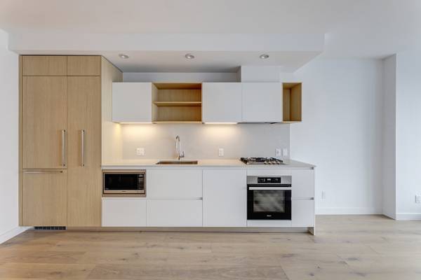 High-Rise 2 Bed 1 Bath with A/C at Metrotown @Station Square 1