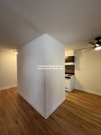 $1,800 / 1br - East Lakeview - Modern Kitchen - Off Street Parking (Lakeview East)64041810315778122