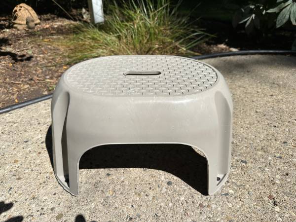 Stool 9" H Step Stool With Top Grip 1