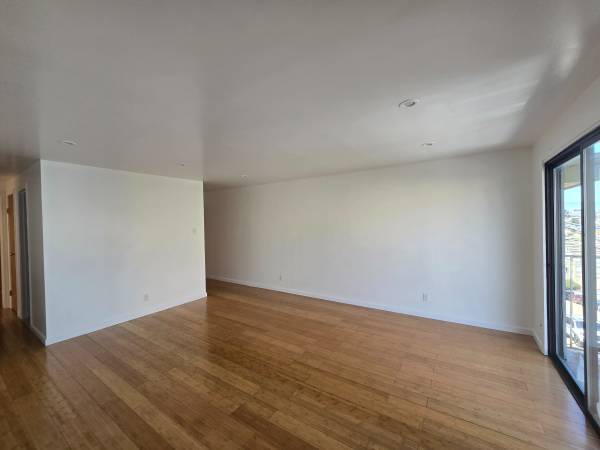 $2,800 / 2br - 800ft2 - Apartamento reformado de 2 habitaciones y 1 baño en Broadmoor, balcón, estacionamiento, excelente ubicación (Daly City)63873332845697121