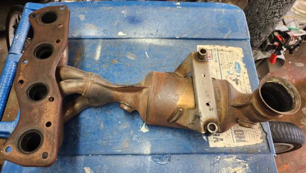 2009 Mini Cooper Non-Turbo Catal ytic Converter. Used 1