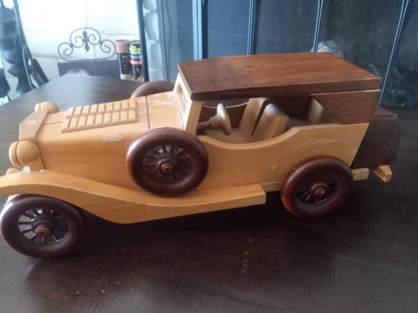 VINTAGE WOODEN 1938 FORD V8 - $15 (brentwood / oakley)63471476436099124