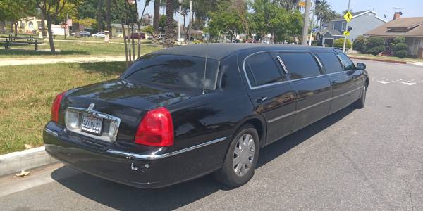 2005 Lincoln Town Car 120 limusina por Federal - $5,995 (San Diego)63440946791939124