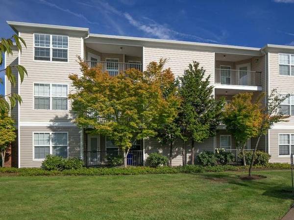 $2,000 / 2br - 974ft2 - Summer Fun With $$$ Off Rent!!! (8900 SW Sweek Drive)63820848761473123