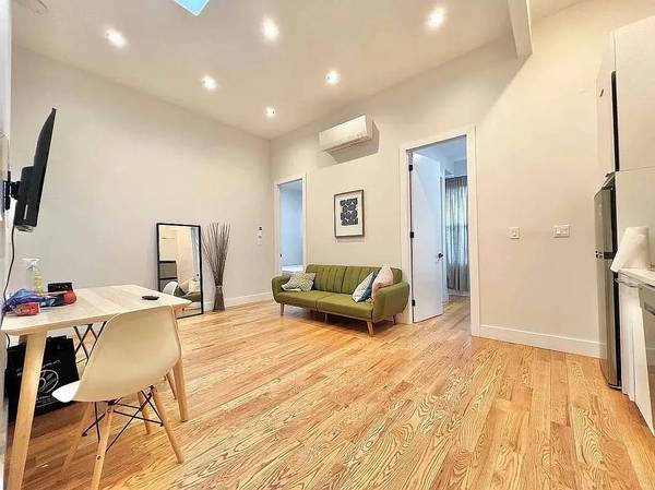 $3,799 / 3br - Amazing 3 bedroom, 1 bathroom (Ridgewood)63612997214849122