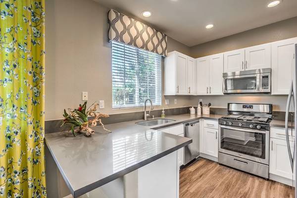 $1,240 / 2br - 894ft2 - Stylish 2-Bedroom, 2-Bath Second-Story Home with Amenities (San Diego)63775434890881124