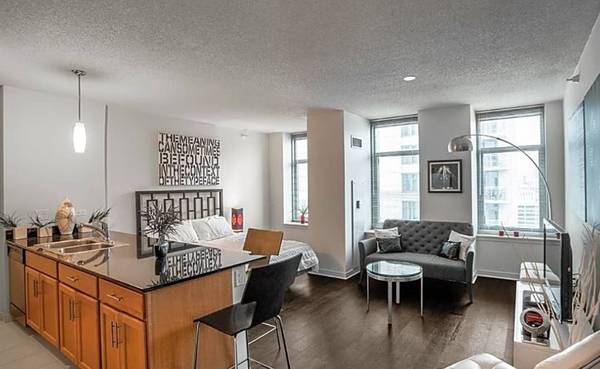 $2,050 Affordable And Hot West Loop location! (West Loop)63898984119555123