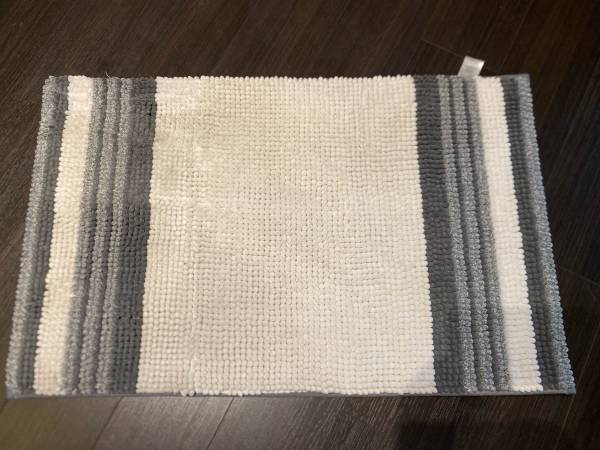 Mainstays Performance Foam Noodle Bath Rug, 17" x 24", White & Gray PICK UP ONLY 1