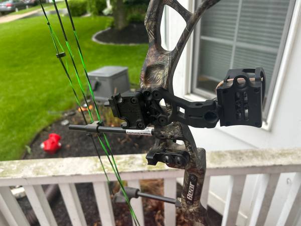 Bear Compound Hunting Bow Package RH Realtree Camo Barely Used 1