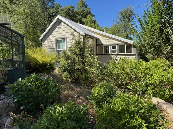 $2,000 / 2br - 1550ft2 - PRIVATE GATED PARK-LIKE SETTING IN DOWNTOWN MURPHYS (MURPHYS)63952108960002121