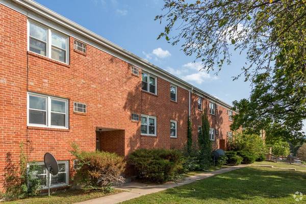 large 2 br walk to UNMC off Saddle Creek 1