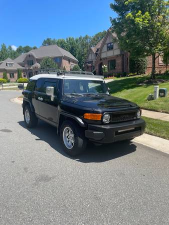 Toyota FJ Cruiser - $12,500 (Matthews)63617453846147121