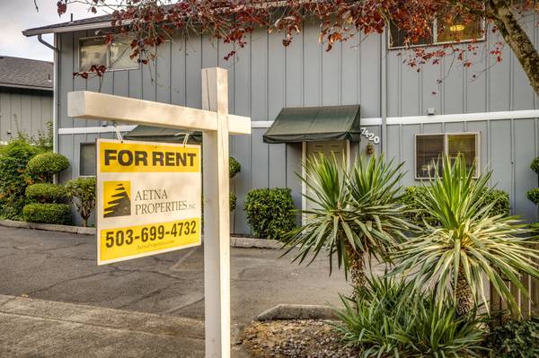$1,995 / 2br - 1052ft2 - JOHNS LANDING TOWNHOME ! New Interior ~ Near OHSU (7420 S Virginia Ave)63831752771203120