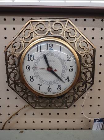 Vtg GE wall clock electric 1