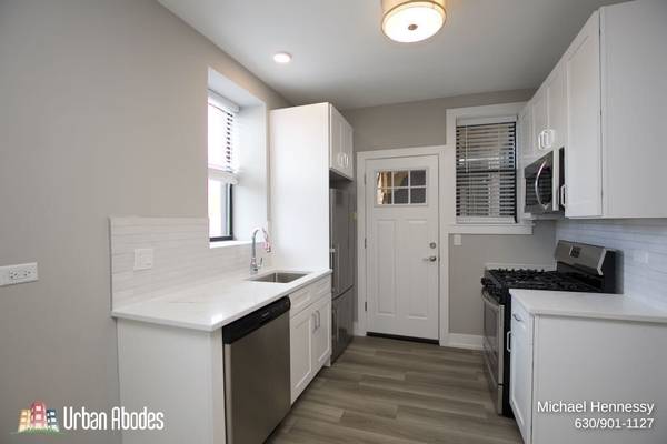 $3,050 / 2br - 900ft2 - Praiseworthy 2 Bedroom, 2 Bath in Wrigleyville, Available: 11/1/2025 (Wrigleyville)63898985899395122