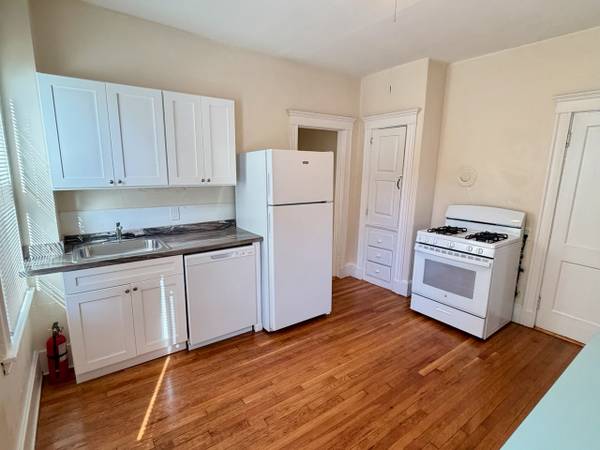 $2,100 / 1br - 400ft2 - Sunny Allston 1 Bed For $2,100 AVAIL 10/1/25 NO FEE (Allston)63828338542337120