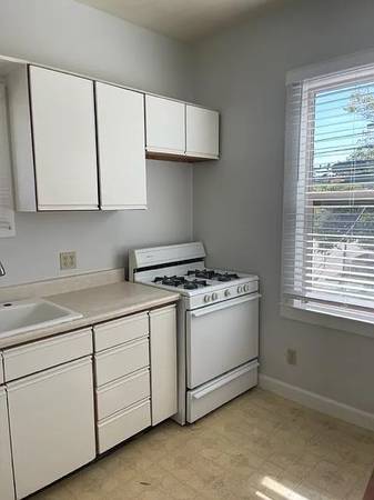 $1,355 / 1br - 400ft2 - **Sunny Victorian 1BR Flat in Downtown Four-Plex** (santa cruz)64023717242881123