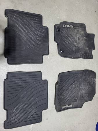 Toyota RAV4 Floor Mats 1