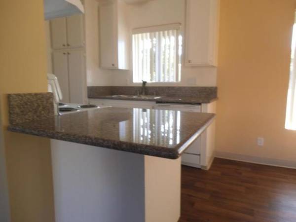 $2,395 / 2br - 972ft2 - Imprescindible / con encimeras de granito y enchufes USB (Vista al lado del parque Brengle Terrace)63657343117315124