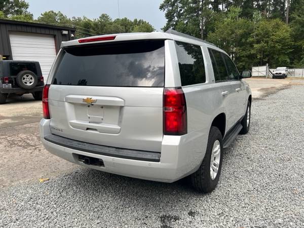 2015 Chevrolet Tahoe LS, plateado, asientos de tercera fila, 50,000 millas, 4WD - $27,900 (Raleigh/Morrisville)63621099647617122