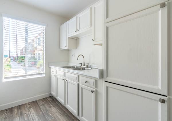 $1,695 / 1br - Greentree Apts.! Stunning 1x1 w/AC! Laundry! Sparkling Pool + Jacuzzi! (El Cajon)63865591347841120