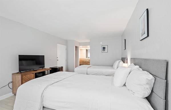 $1,250 FABULOUS STUDIO-ALL UTILITIES INCLUDED (HOLLYWOOD)63906442331651121