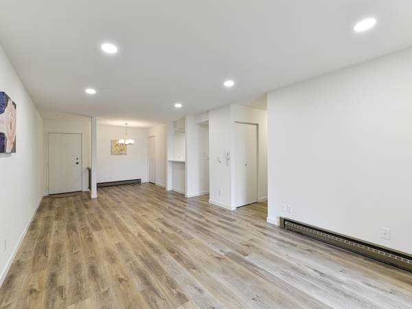 $2,445 / 2br - 955ft2 - Available Now! Like-New Top Floor Beautifully Remodeled 2 Bdm 1.5 Bath (Bellevue)63688425640577120