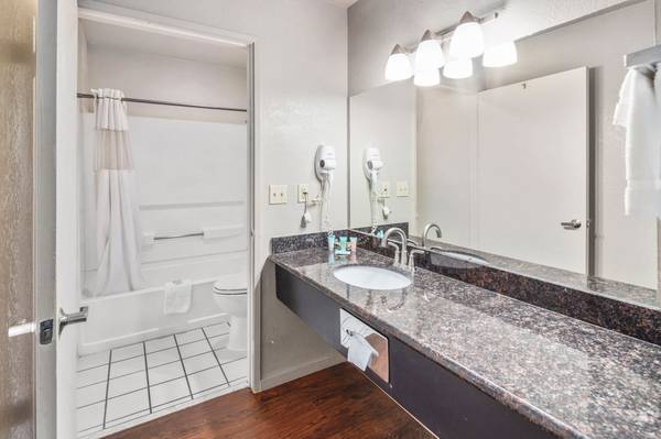 $392 / 1br - 320ft2 - The Inn at Lake Washington – Flexible Options, No Credit Needed!63659582434433122