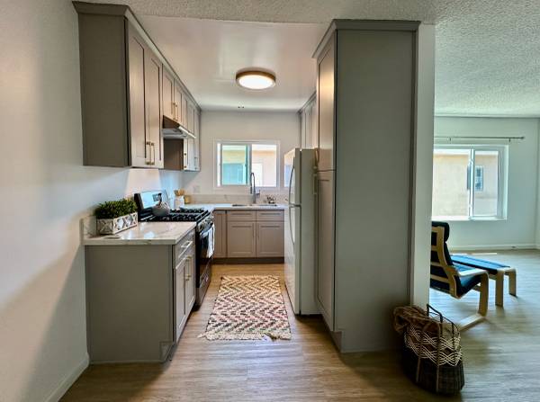 $2,275 / 1br - 700ft2 - Spacious 1 Bedroom Apartment with Private Pool (Sherman Oaks)63701185944195120