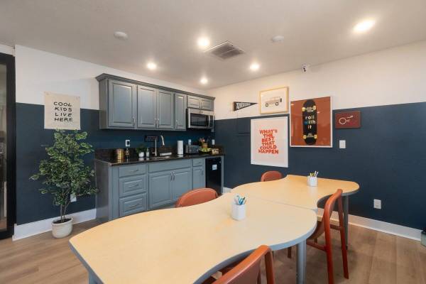 $2,133 / 2br - 806ft2 - Upgraded Flooring, Tour Today, 24-Hour Emergency Maintenance (Arden Arcade)63900565905794123