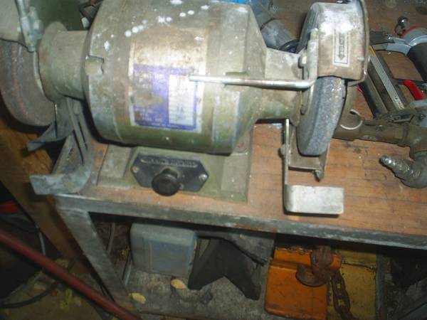 Grinder   1/3 horse with metal table 1