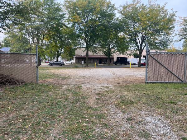 $1,300 / 10800ft2 - 10,800 sq ft Parking Lot for Rent (fort wayne)63953481837058122