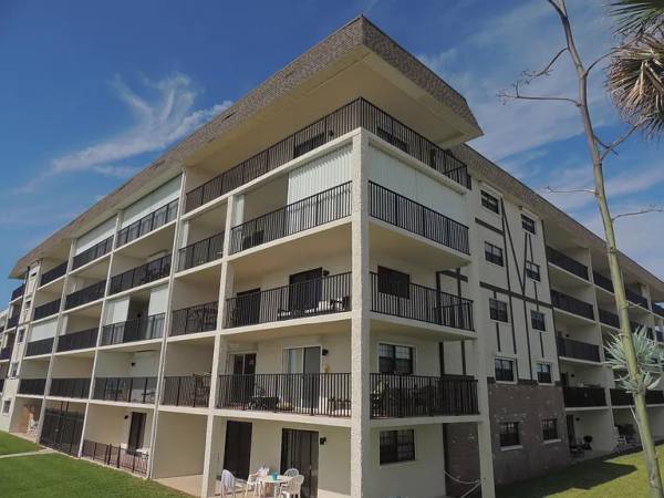 $60 / 1br - 766ft2 - Furnished and updated! Move right this top floor one bedroom one bath condo in t (Cocoa Beach)63923537175043120