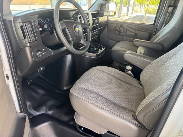 2017 Chevrolet Express 2500 - Photo 8