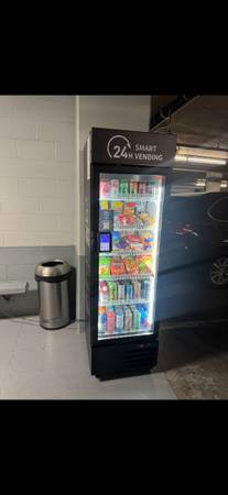 NEW VENDING MACHINE - FREE PLACEMENT!! Small AI-powered smart cooler / fridge 1
