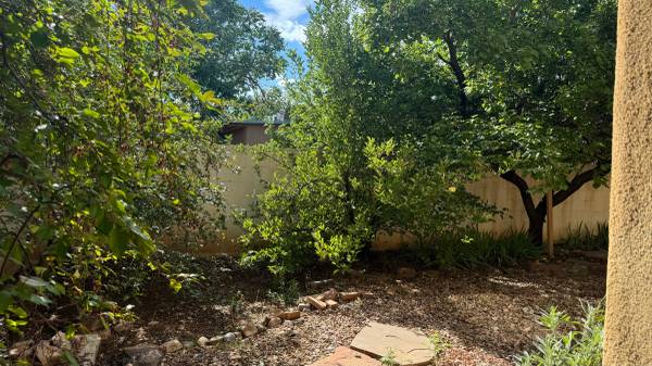 $1,900 / 2hab - 1000ft2 - 2 habitaciones más oficina 1.5 baños dúplex cerca de TuneUp/St Annes/Servicios incluidos $1900 (Hickox)63659798057859124
