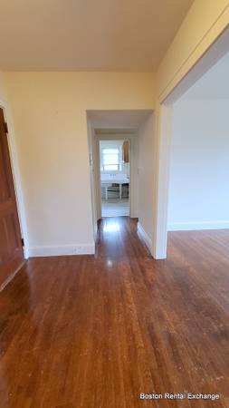 $1,750 / 1br - ♦GREAT LOCATION! SUNNY TOP FLOOR 1 BED STEPS TO THE T! HEAT INCLUDED! (Melrose)63828557627267124