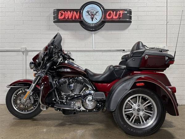 2014 HARLEY DAVIDSON FLHTCUTG Tri-Glide Ultra    1