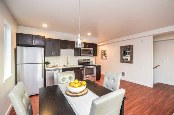 $2,199 / 1br - 723ft2 - Vivienda de 1 dormitorio en piso superior con aire acondicionado portátil y lavadora y secadora (West Seattle)63814660965123122