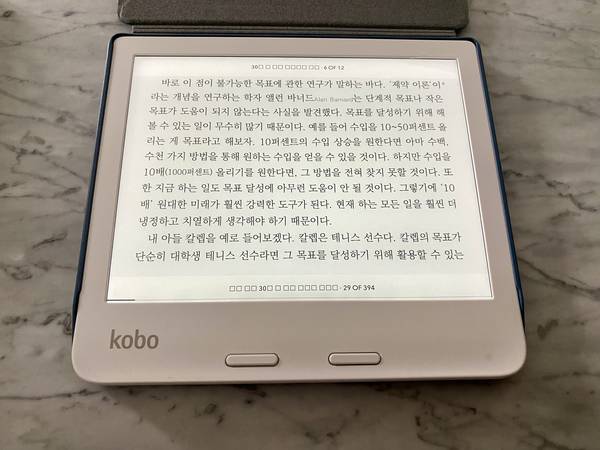 Selling Kobo Libra 2 Black & White (including a sleep cover