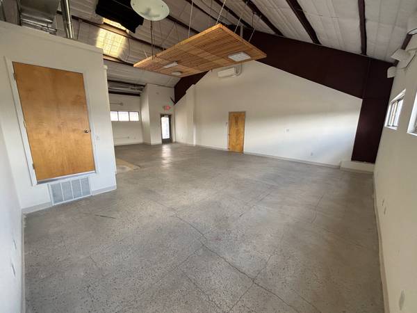 $1,917 / 988ft2 - Beautiful, Sunny Office/Artist Studio (Centrally Located)63659832944771123