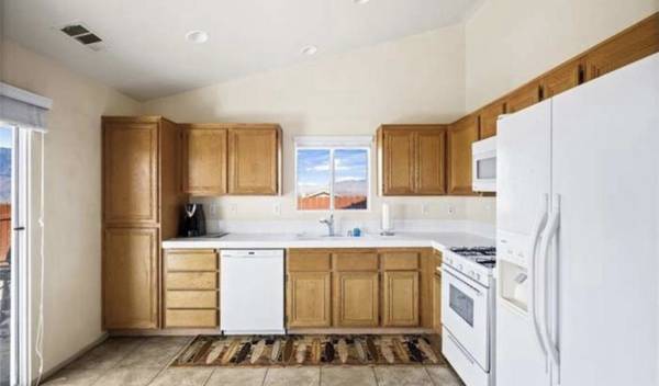 $2,350 / 3br - 1210ft2 - Beautiful 3 Bed 2 Bath House in DHS63766925033601122